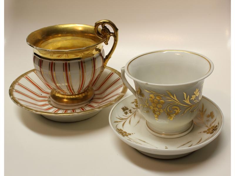 TÊTE-A-TÊTE en porcelaine à décor or de pampres...