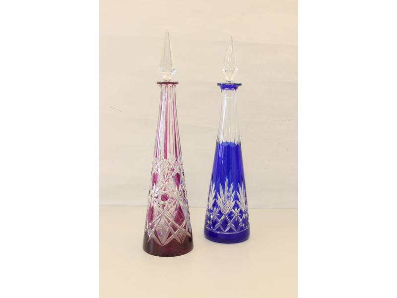 TROIS BOUTEILLES en cristal taillé une bleue,...