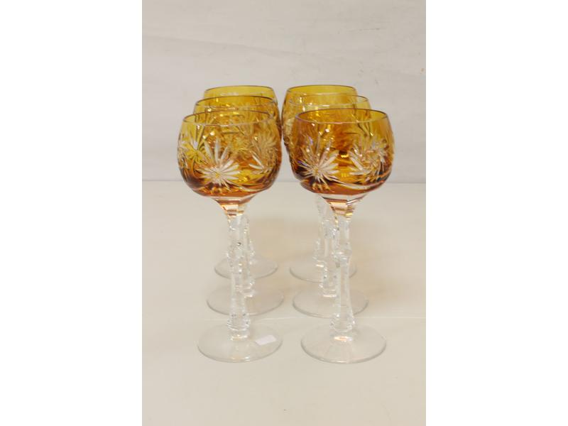 SIX VERRES à pieds du Rhin en cristal taillé...