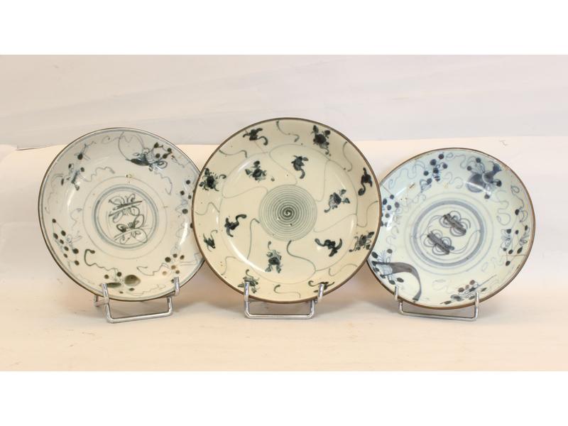 TROIS COUPELLES en porcelaine à décor émaillé...