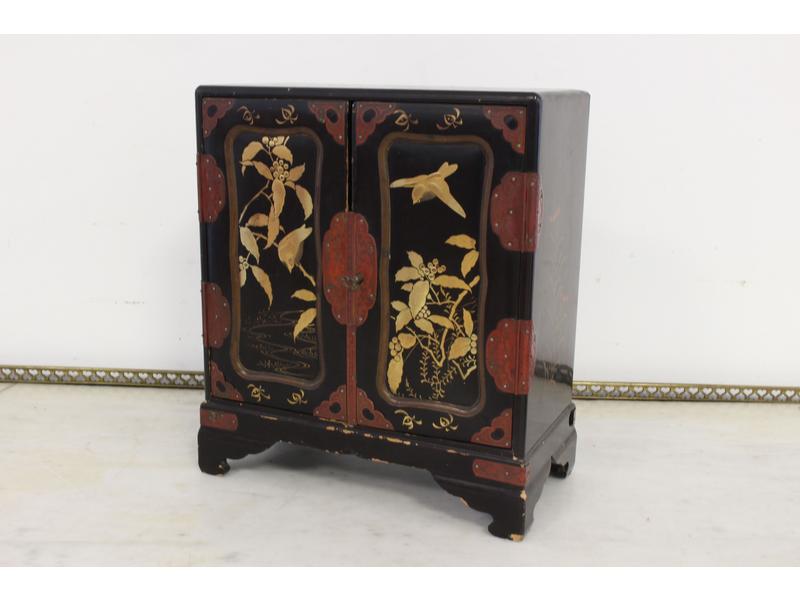 PETIT CABINET en bois laqué noir à décor...