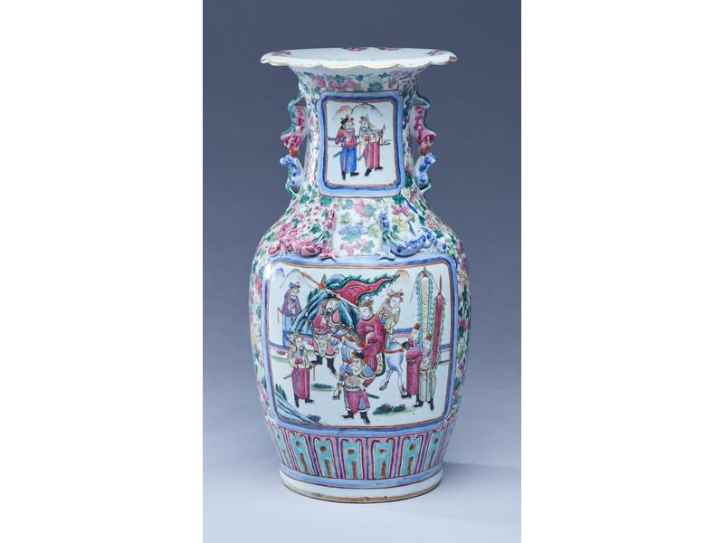 VASE de forme balustre en porcelaine à décor...