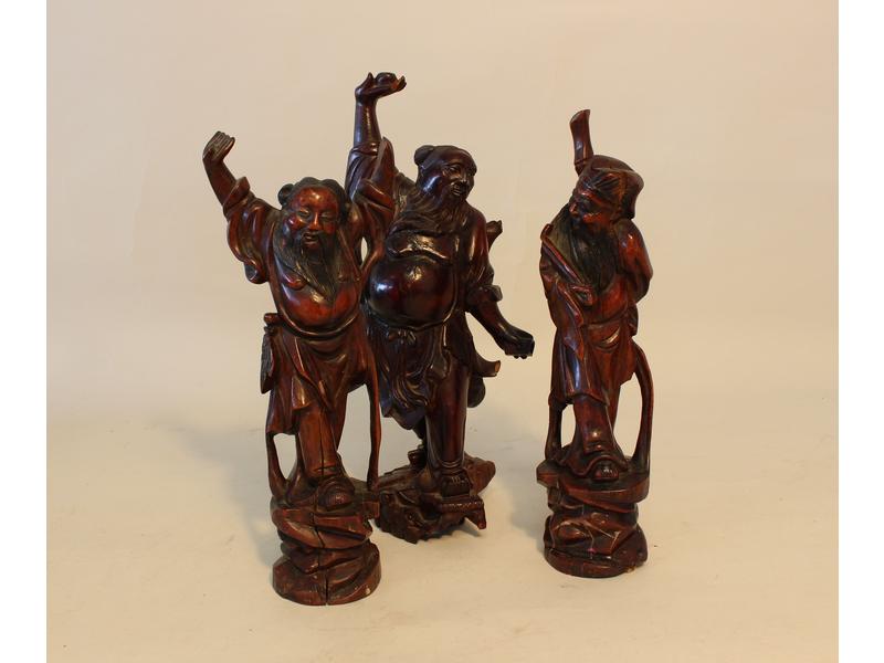 TROIS PERSONNAGES ASIATIQUES dansant en bois...