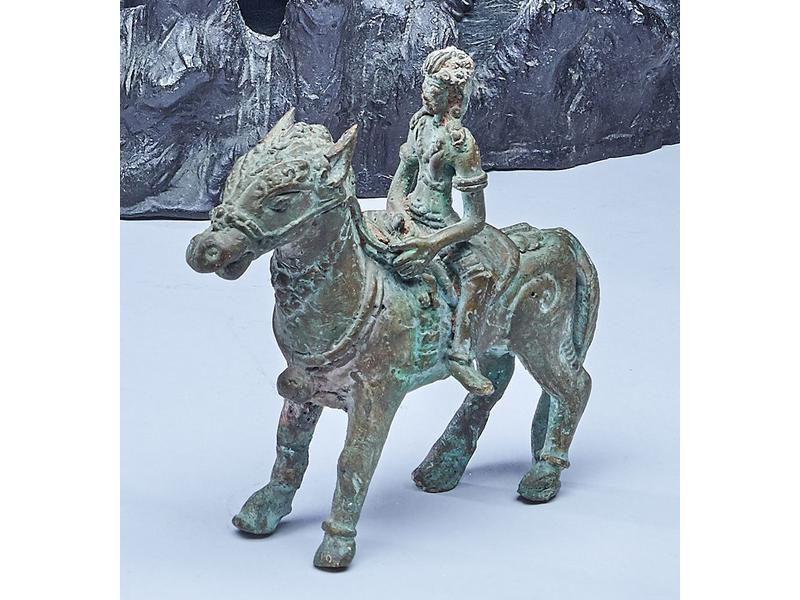 CAVALIER SUR SON CHEVAL en bronze