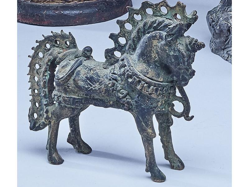 CHEVAL fantastique arnaché en bronze ciselé...