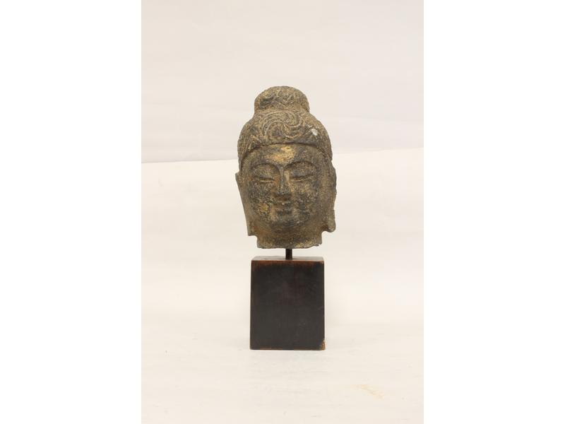 TÊTE DE BOUDDAH en grès sculpté, les yeux...