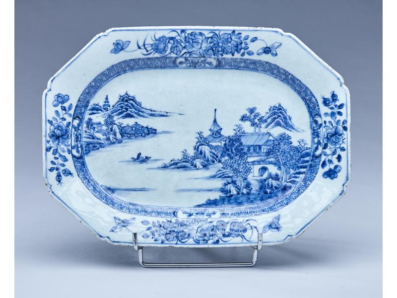 PLAT rectangulaire à pans coupés en porcelaine...