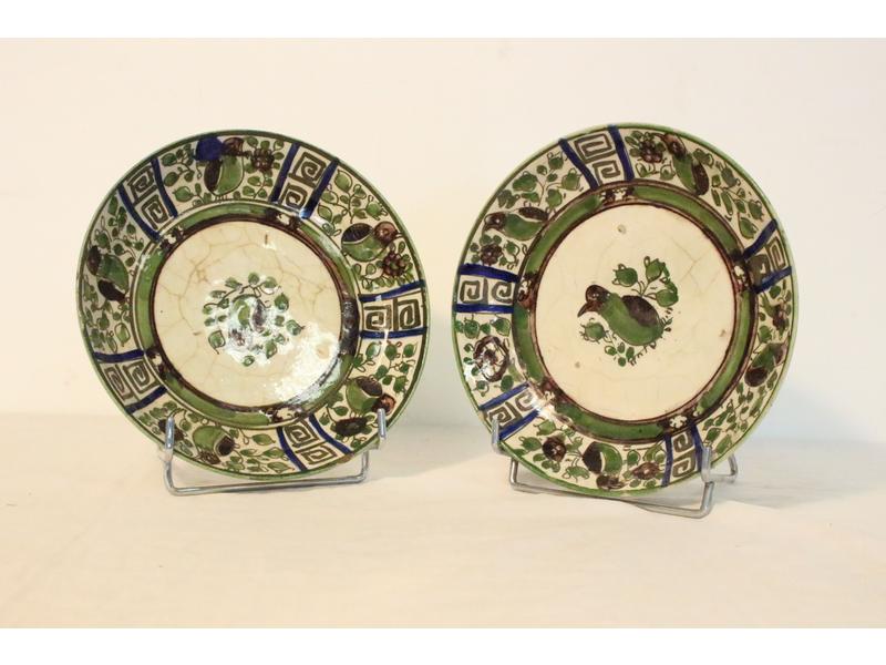 PAIRE D'ASSIETTES creuses en faïence polychrome...