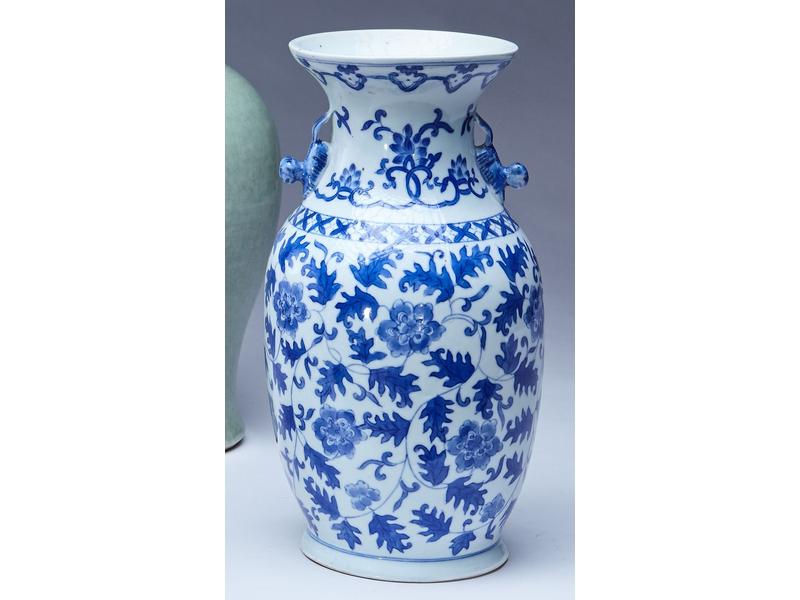 VASE balustre en porcelaine émaillée en blanc...