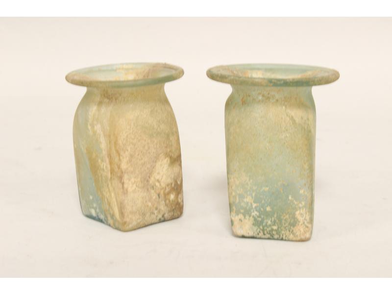 PAIRE DE VASES en verre légèrement irisé,...