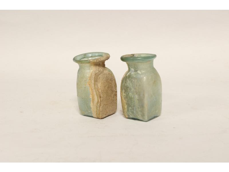 PAIRE DE VASES en verre légèrement irisé,...