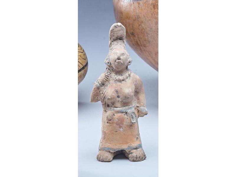 FIGURINE en terre cuite patinée représentant...