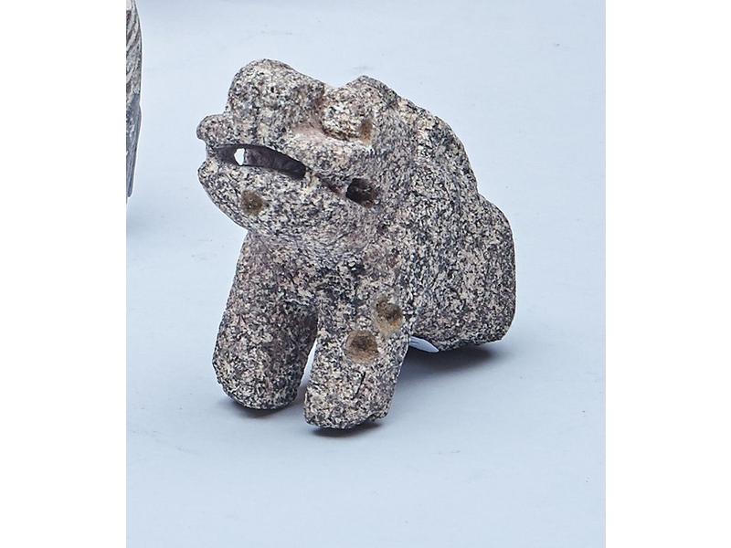 GRANITE gravé à décor de chimère à deux tête...