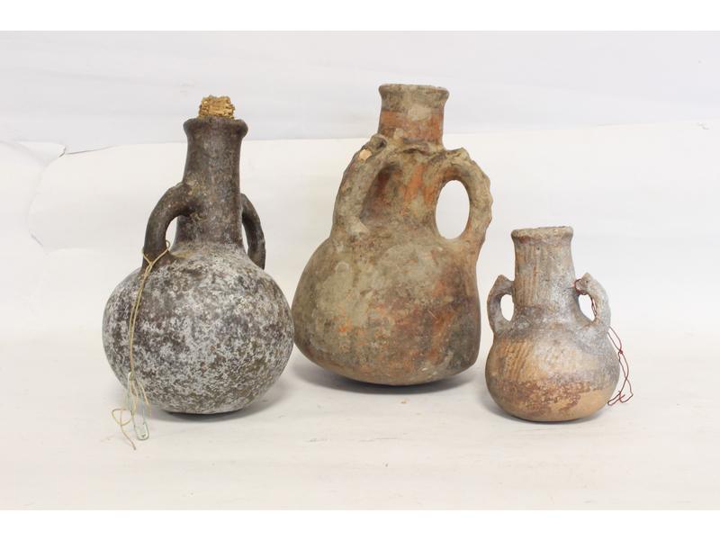 TROIS BOUTEILLES en terre cuite à anses,...