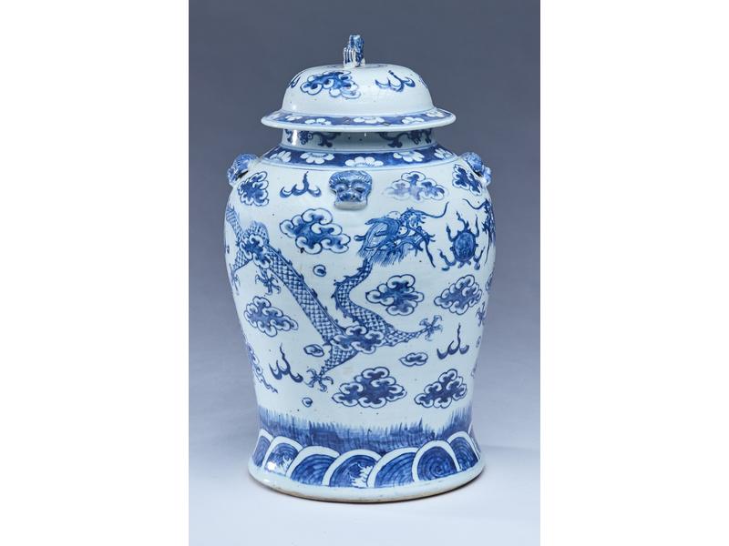 POTICHE couverte de forme balustre en porcelaine...