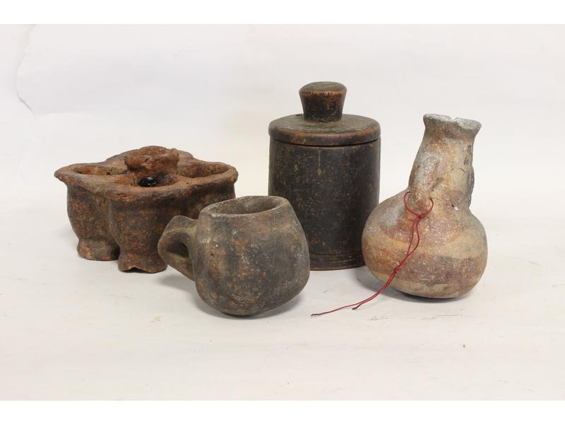 QUATRE POTS, trois en terre cuite dont un...