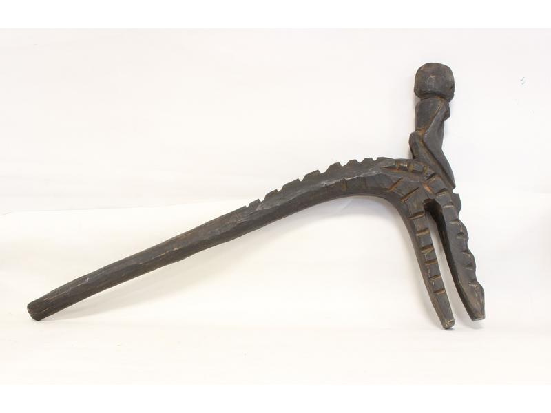 SCEPTRE en bois sculpté et patiné noir stylisant...