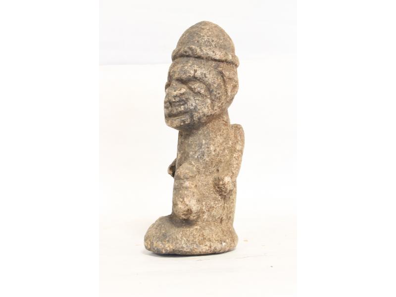 PERSONNAGE en pierre sculpté avec coiffe,...