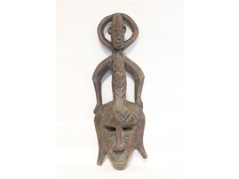 MASQUE-CIMIER en bois sculpté le visage scarifié...