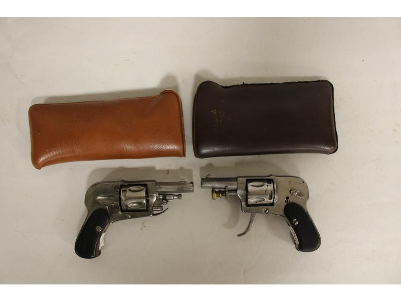 PAIRE DE PETITS REVOLVERS Hammerless, cal....