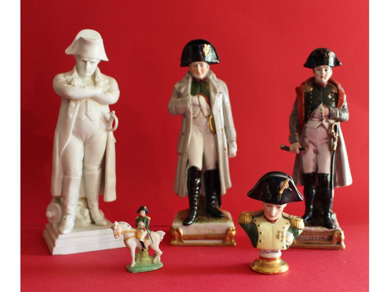 TROIS FIGURINES en porcelaine émaillée représentant...
