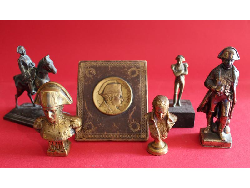 CINQ REPRESENTATIONS DE L'EMPEREUR Napoléon...