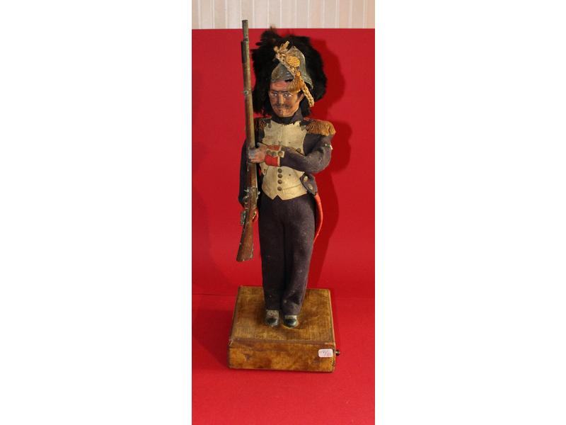 GRENADIER Ier Empire au garde à vous en terre...