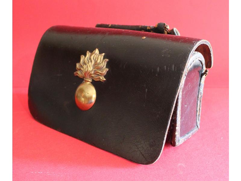 CARTOUCHIERE en cuir noir ornée d'une grenade...