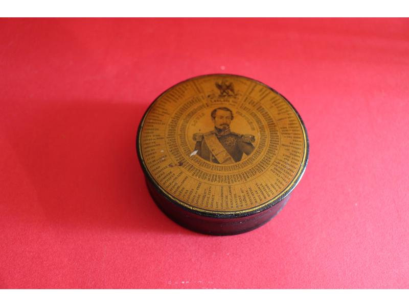 BOÎTE RONDE en papier pressé laqué noir,...