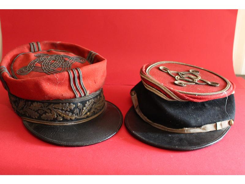 DEUX KEPIS de l'Armée française, dont un...