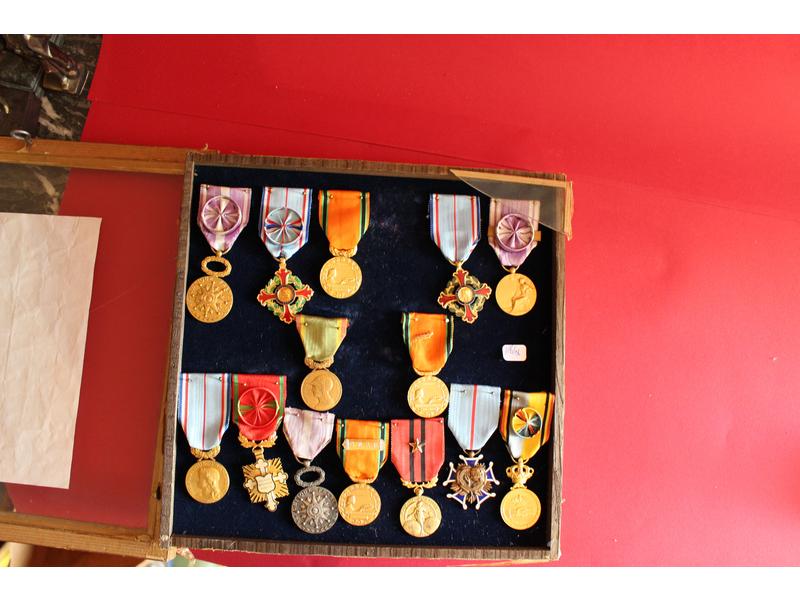 ENSEMBLE DE 14 MEDAILLES ou DECORATIONS principalement...