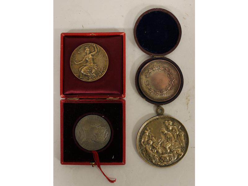 LOT DE 4 MEDAILLES, 3 en bronze et 1 en ...
