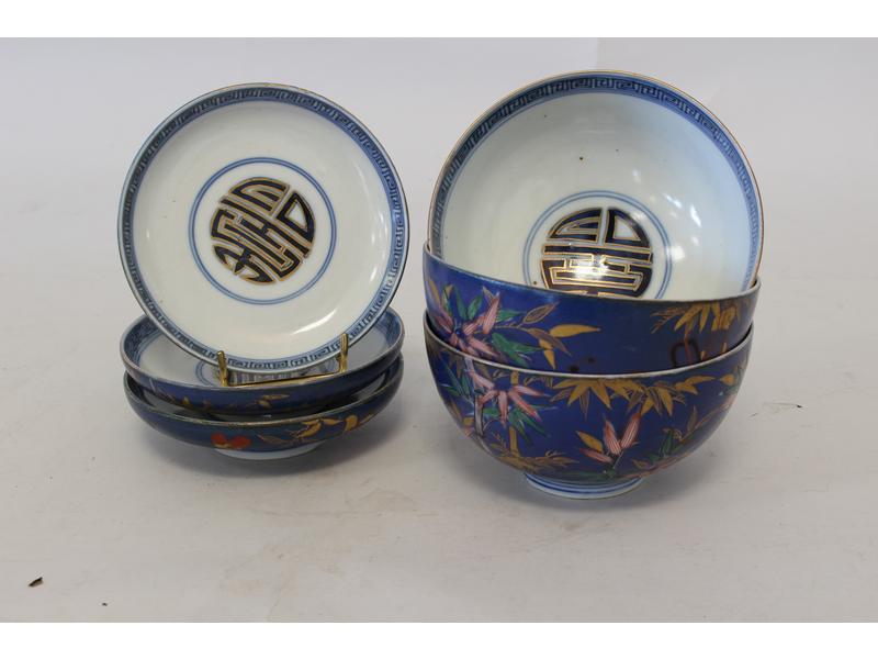 TROIS BOLS ET TROIS COUVERCLES en porcelaine...