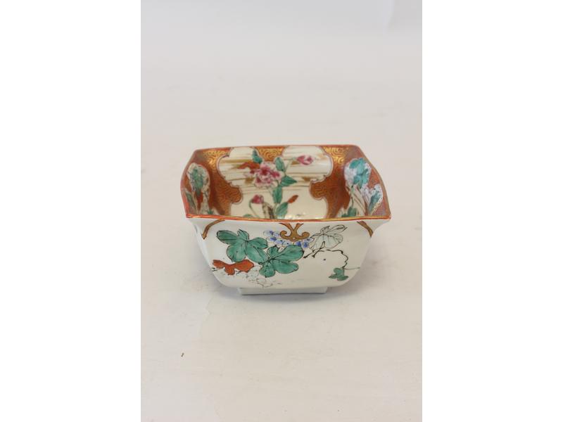 PETITE COUPE carrée en porcelaine à décor...