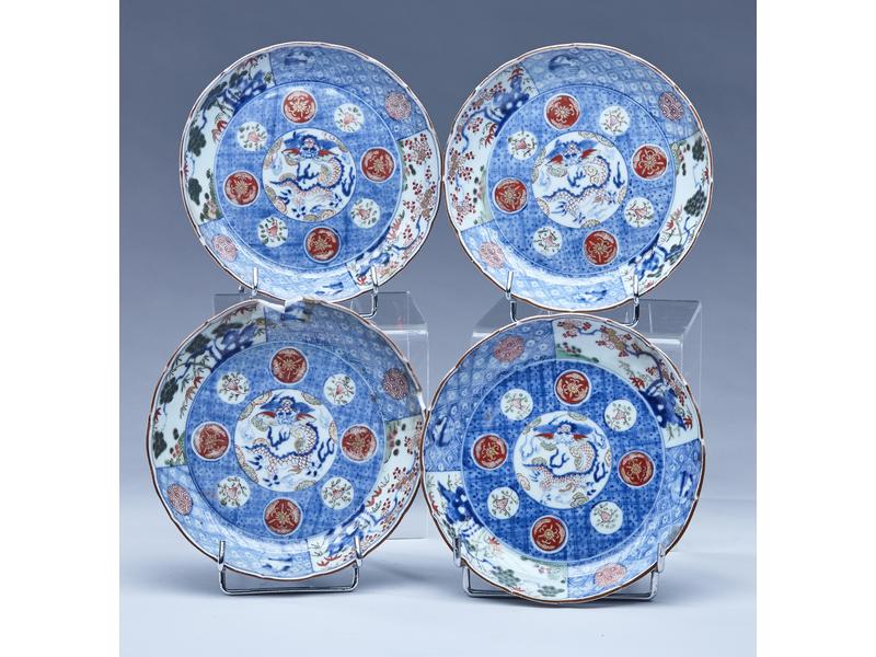 SUITE DE QUATRE COUPELLES en porcelaine à...