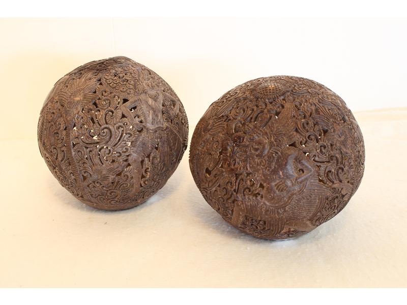 PAIRE DE NOIX DE COCO sculptées ajourées...