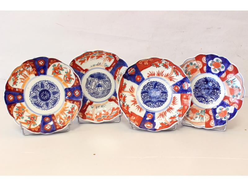 SUITE DE QUATRE ASSIETTES à contours à décor...