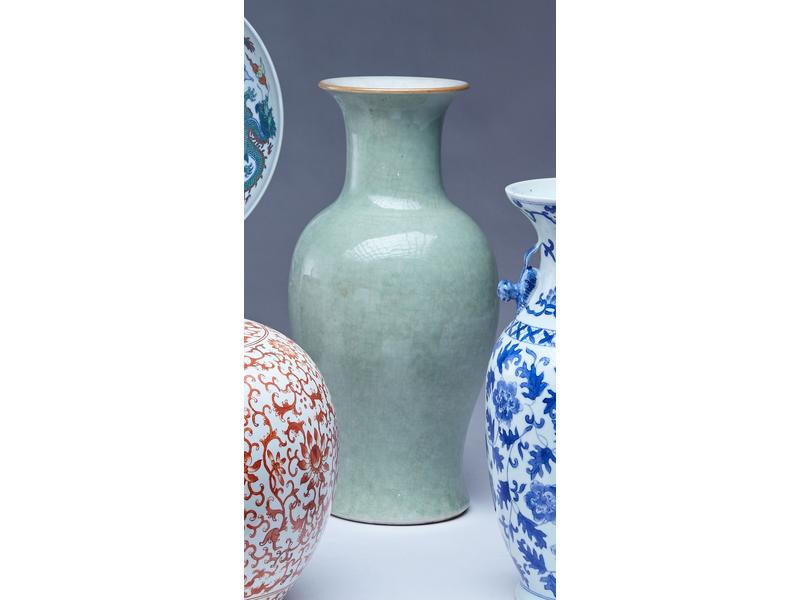 VASE de forme balustre en porcelaine émaillée...