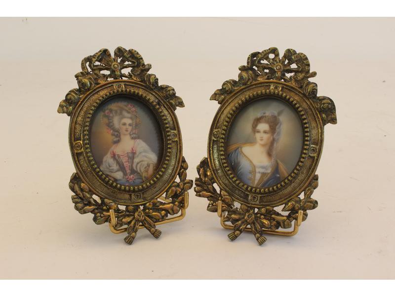PAIRE DE MINIATURES ovales sur ivoire représentant...