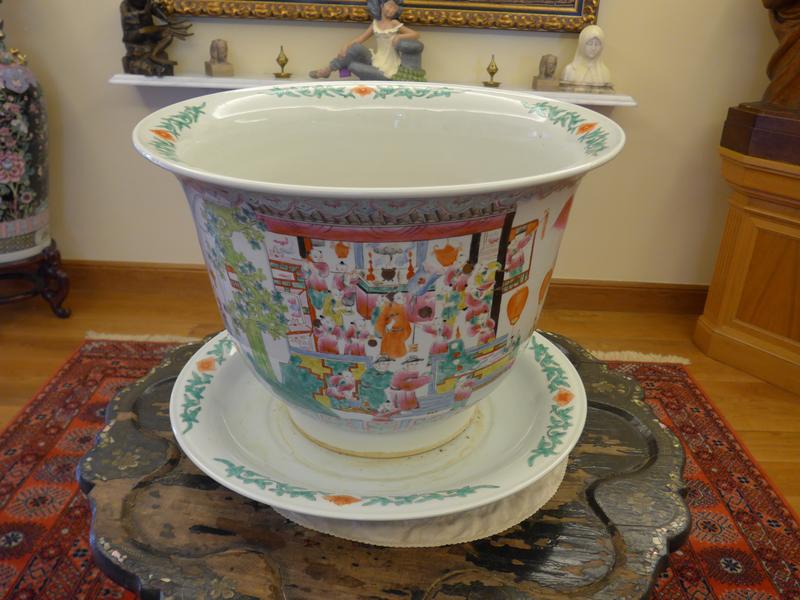 CACHE-POT en porcelaine émaillée à décor...