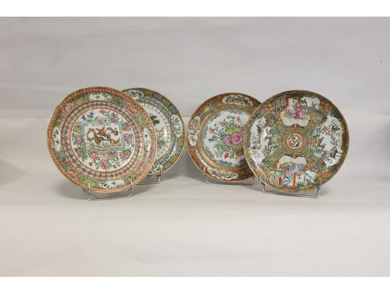 QUATRE ASSIETTES en porcelaine émaillée polychrome...