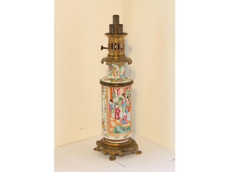 LAMPE à pétrole formée d'un vase en porcelaine...