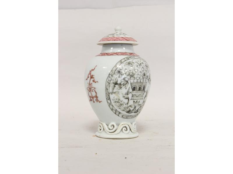 PETIT POT de forme balustre en porcelaine,...