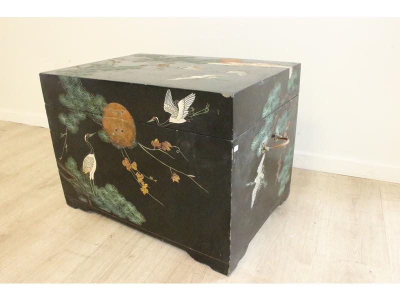 COFFRE rectangulaire en bois à décor laqué...