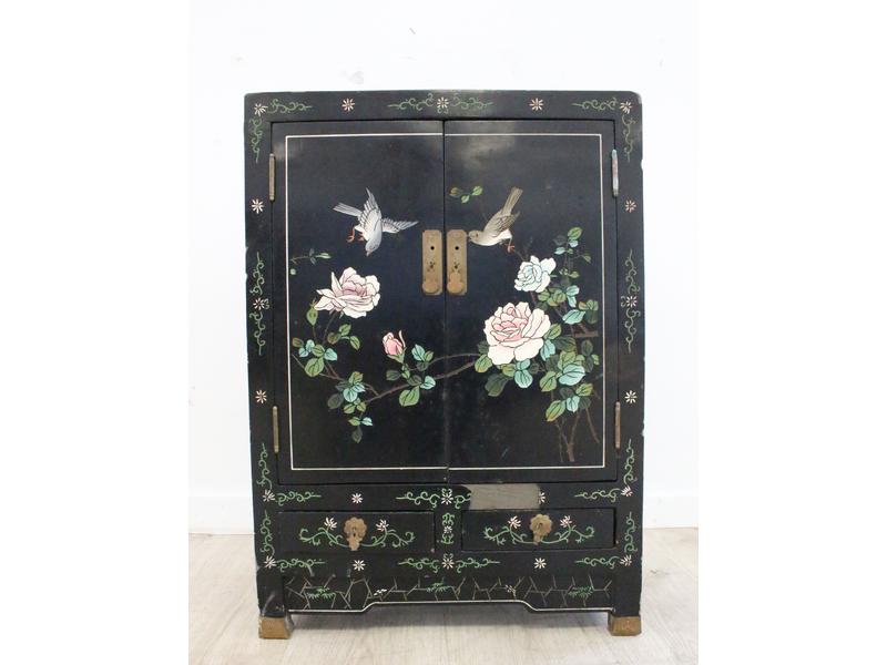 PETIT CABINET en bois laqué à décor d'oiseaux...