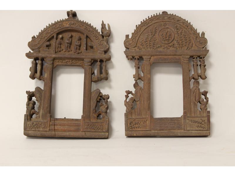 PAIRE DE PETITES FACADES DE TEMPLE en bois...