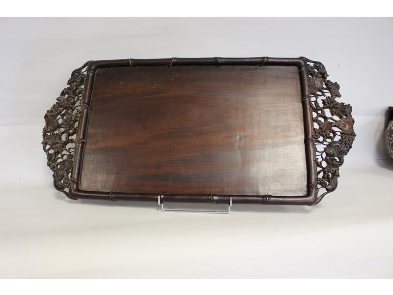 PLATEAU rectangulaire en bois exotique sculpté,...