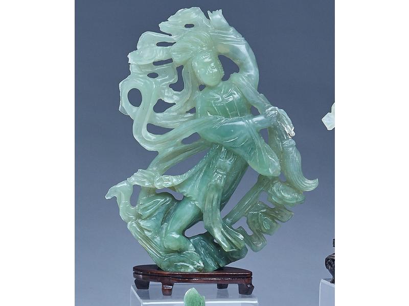 FIGURINE en serpentine représentant une Gwan'yn...