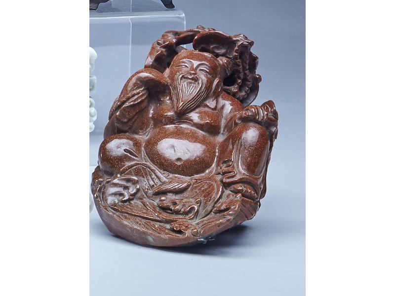 BOUDDHA barbu assi en aventurine sculptée....