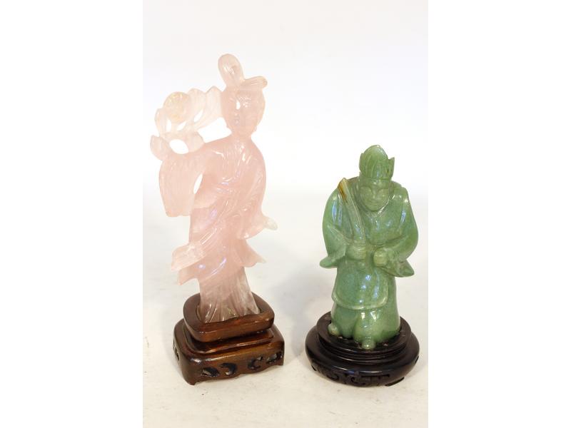 DEUX FIGURINES en pierres dures sculptées,...